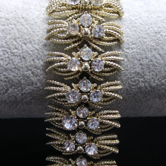 Coro Pegasus Clear Rhinestone Wide Bracelet, Gold Plated, 1950s Vintage Jewelry - Picture 6 of 10